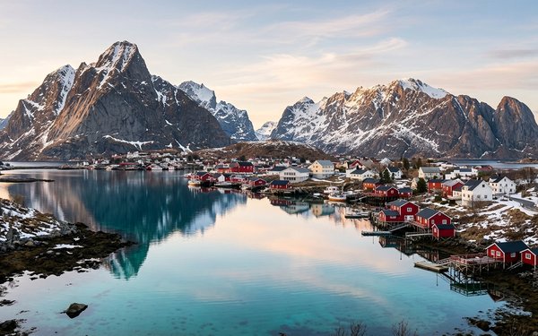 Lofoten Road Trip: Reine, Henningsvær & Arctic Beaches
